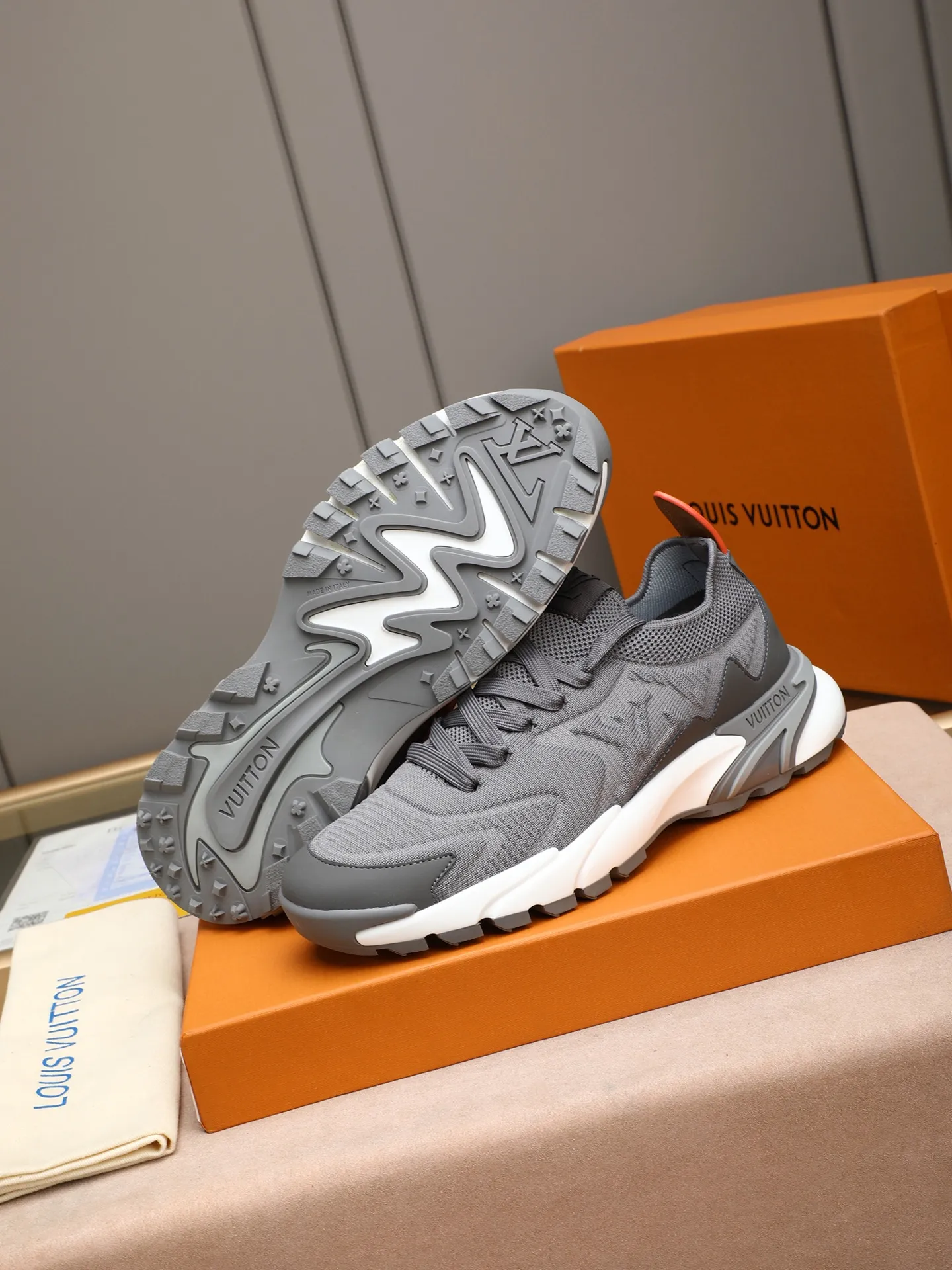 Men's Men's Shoes 💰580 LV Louis Vuitton L Jialu Brand Runner Tatic Series Thick Sole Casual Sports Shoes Running Shoes Original purchase, development and production This LV Runner Tatic sports shoe is blended with fly woven fabric material to interpret the inspiration of traditional mountaineering shoes. The LV letters are written on one side, the Louis Vuitton logo, and the light and wear-resistant rubber outsole completes the whole package. The delivery counter is exquisitely packaged🛍📦 ▪️Fabrics: Original imported custom fly-woven fabric ▪️Inner lining: Original custom-made breathable mesh ▪️Sole: Original open-molded anti-slip rubber combination material ▪️Sole thickness: 4CM ▪️Size: Men's 38-44 (45 custom-made)